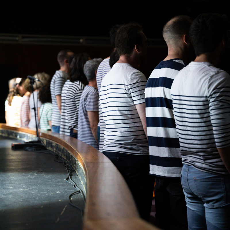 Les choristes de la Chorale Pirate alignés sur scène avant une performance