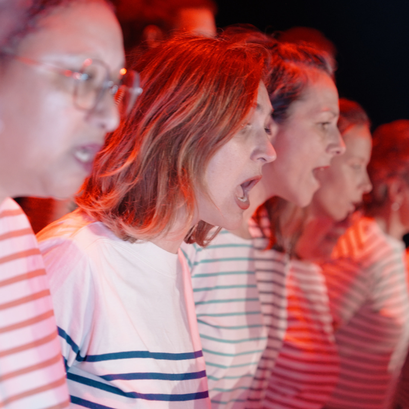 Chorale Pirate en lumière rouge lors d’un concert festival
