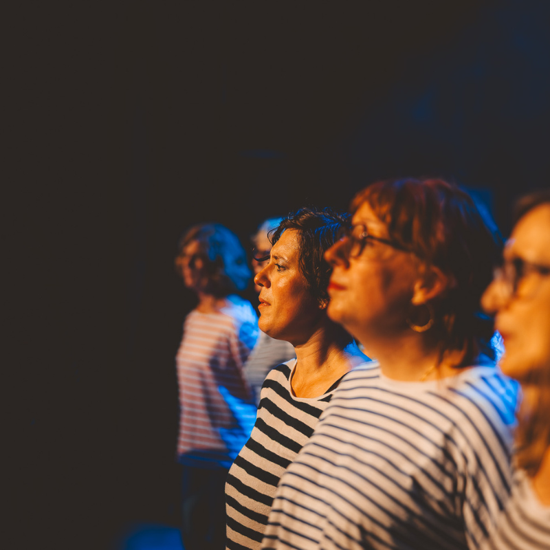 Membres féminins de la Chorale Pirate concentrées pendant un morceau