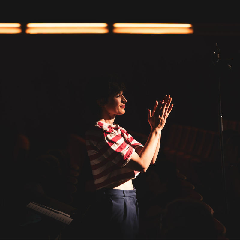 Tamara Dannreuther applaudit la performance du chœur