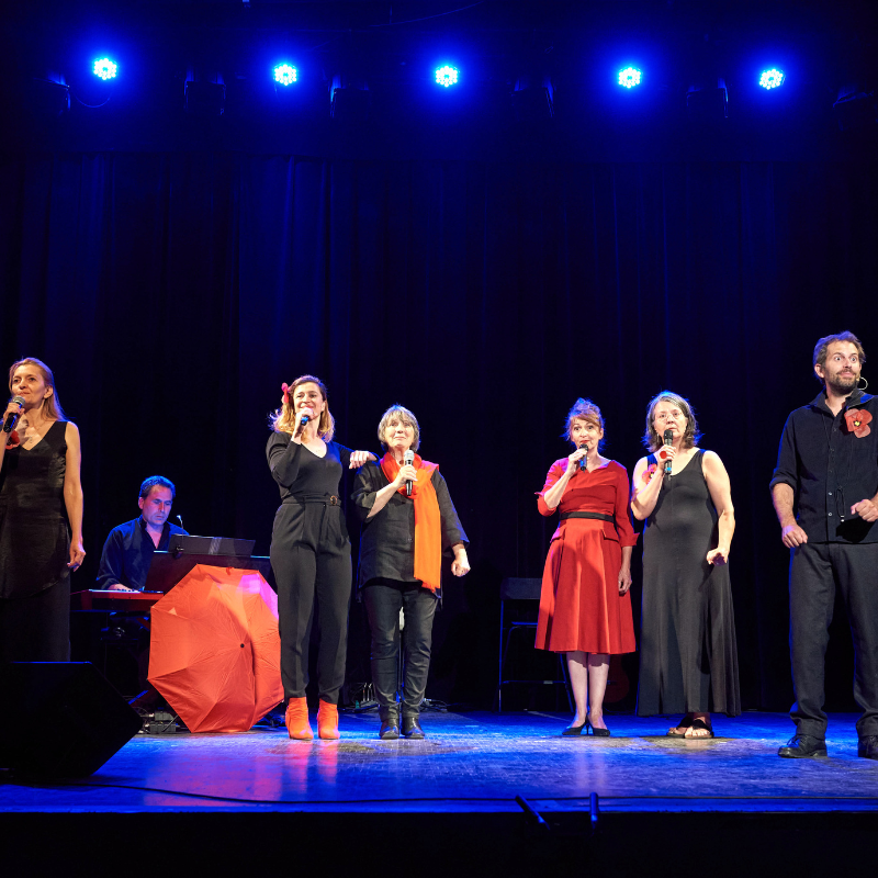 Magali Braconnot, Tamara Dannreuther, Martine Scozzesi, Alexandre Afonso, Norbert Gautier et Isabelle Desmero interprètent une chanson lors du spectacle "Chansons & Coquelicots", hommage à Anne Sylvestre.