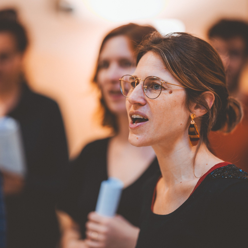 Une chanteuse de la Chorale Pirate interprète un morceau pendant une répétition.