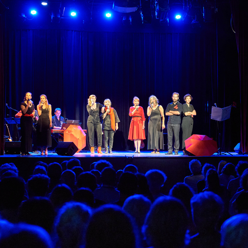 Toute l'équipe artistique interprète "Les Grandes Ballades" sur le plateau lors du spectacle "Chansons & Coquelicots", hommage à Anne Sylvestre.