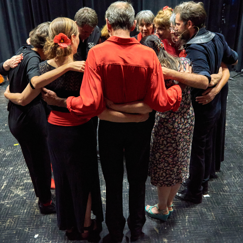 Les artistes du spectacle Chansons & Coquelicots, hommage à Anne Sylvestre, rassemblés en cercle sur scène juste avant le début de la représentation.