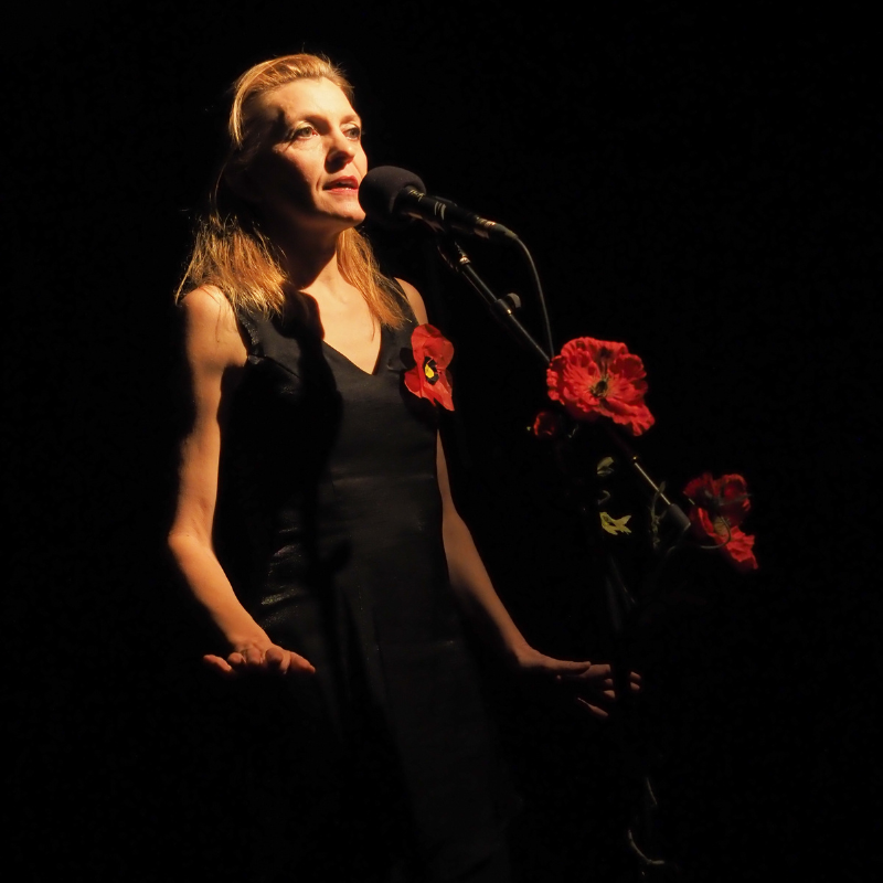 Magali Braconnot interprète le texte "Coulisse" issu du recueil "Coquelicot et autres mots que j'aime" d'Anne Sylvestre lors du spectacle "Chansons & Coquelicots", hommage à Anne Sylvestre.