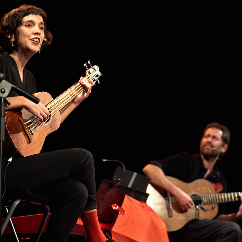 Manon Maurin et Norbert Gautier interprètent "Carcasse" au ukulélé basse et à la guitare lors du spectacle "Chansons & Coquelicots", hommage à Anne Sylvestre.