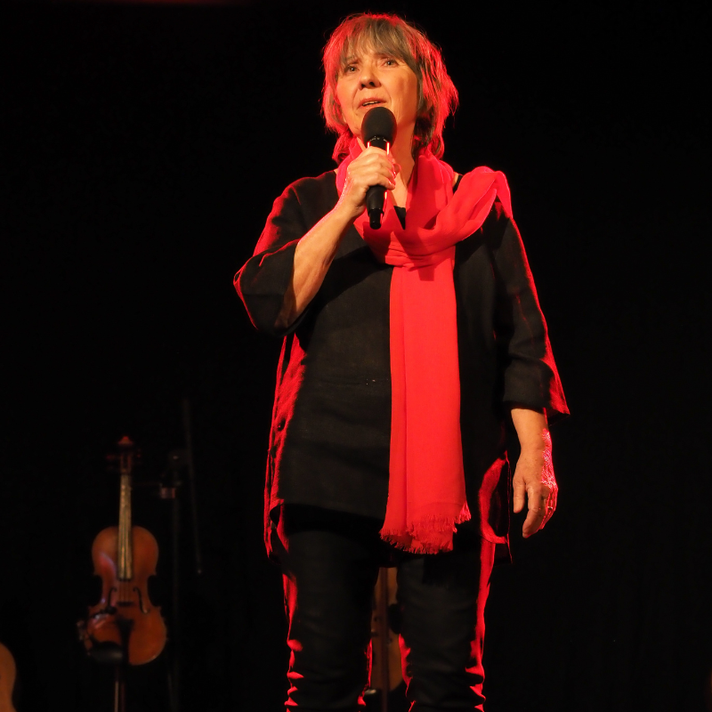 Martine Scozzesi interprète la chanson "Juste une femme" lors du spectacle "Chansons & Coquelicots", hommage à Anne Sylvestre.