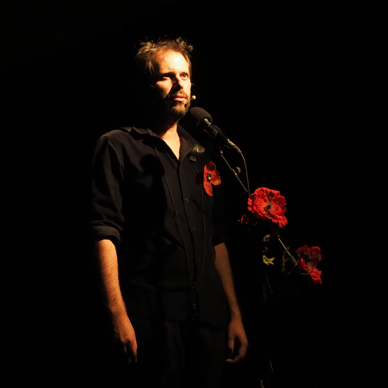 Norbert Gautier interprète le texte "S'esclaffer" issu du recueil "Coquelicot et autres mots que j'aime" d'Anne Sylvestre lors du spectacle "Chansons & Coquelicots", hommage à Anne Sylvestre.