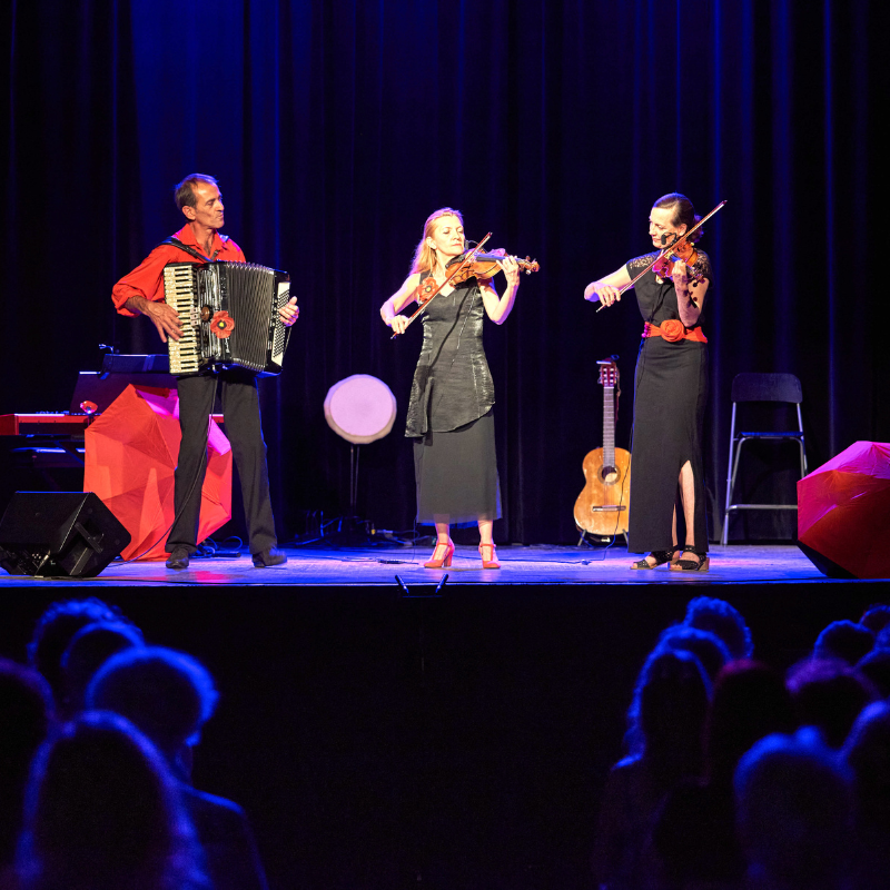 Riton Palanque à l'accordéon, Magali Braconnot et Stéphanie Joire au violon interprètent une chanson du spectacle "Chansons & Coquelicots", hommage à Anne Sylvestre.