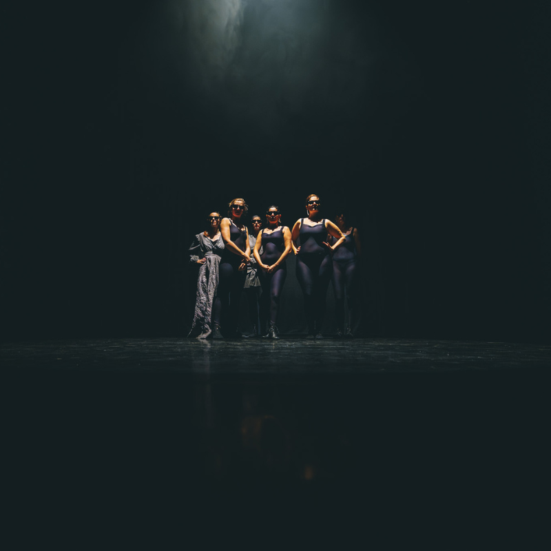 Cinq interprètes alignées au centre du plateau, éclairées dans l’ombre dans Splendeur & Décadence