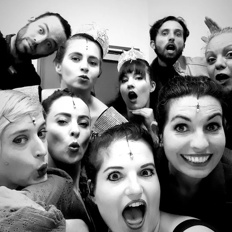 Les interprètes de Splendeur & Décadence prennent un selfie joyeux en coulisses