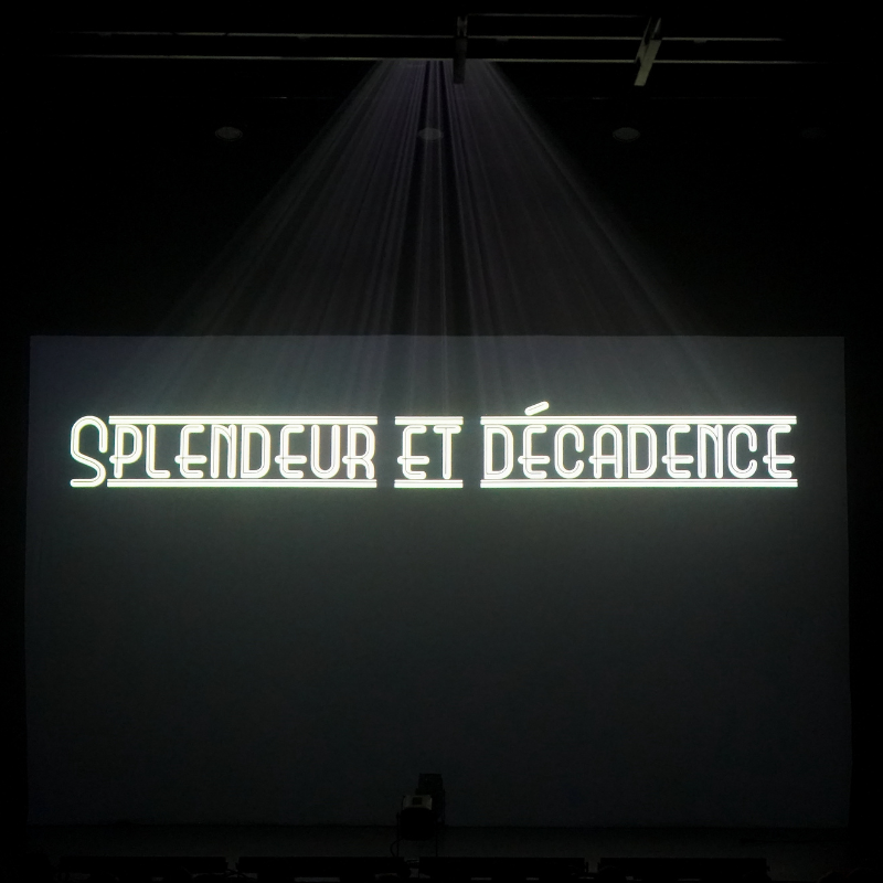 Titre Splendeur et Décadence projeté en grand sur un écran de scène