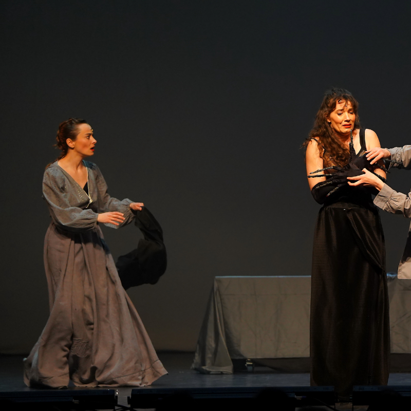 Deux interprètes en costumes d’époque dans une scène dramatique de Splendeur & Décadence