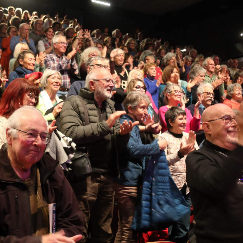 Le public se lève pour une standing ovation à la fin du spectacle Chansons & Coquelicots, hommage à Anne Sylvestre.