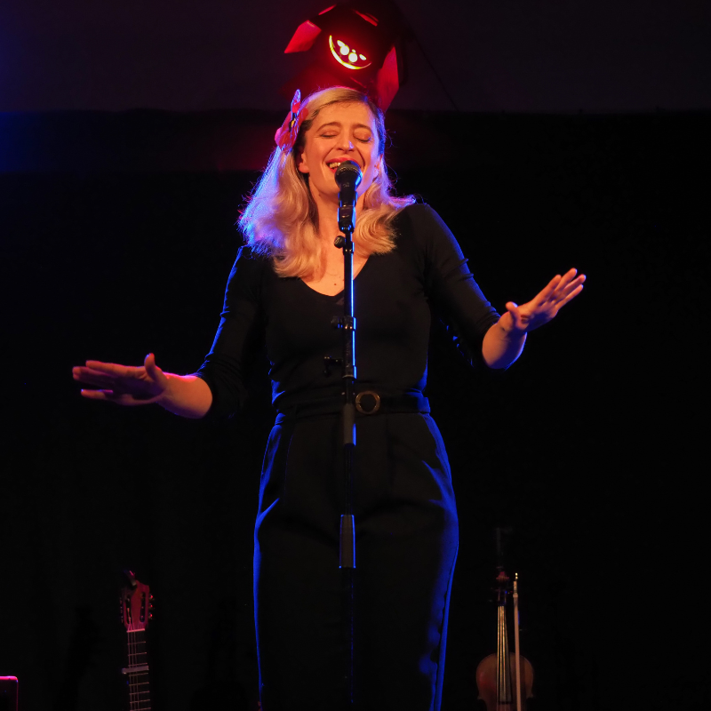 Tamara Dannreuther interprète la chanson "Violette" lors du spectacle "Chansons & Coquelicots", hommage à Anne Sylvestre.