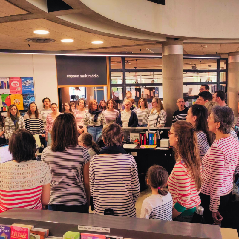 Chorale Pirate en représentation à la MLIS Villeurbanne autour du public et des rayonnages