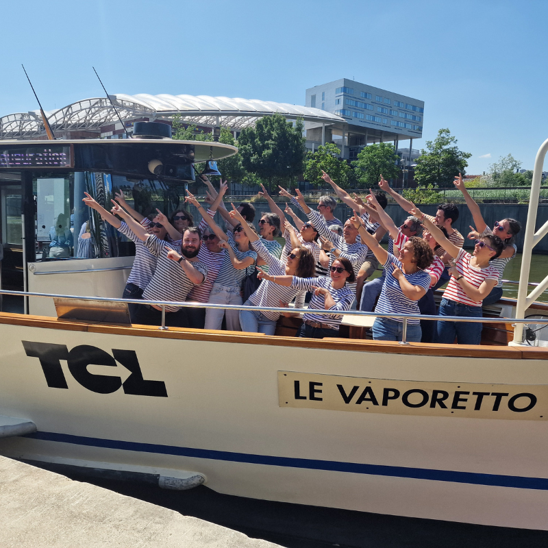 Chorale Pirate chantant joyeusement à bord de la première navette Navigône au cours de son inauguration. Collaboration avec Sytral Mobilité.
