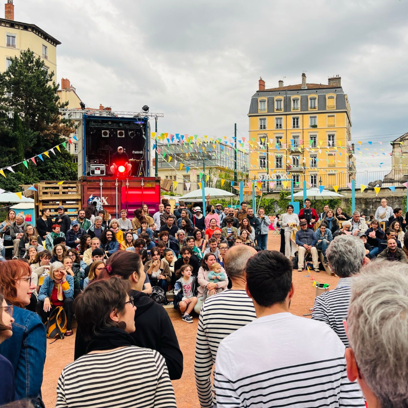 Public nombreux applaudissant un concert de la Chorale Pirate au festival La Basse-Cour à Lyon